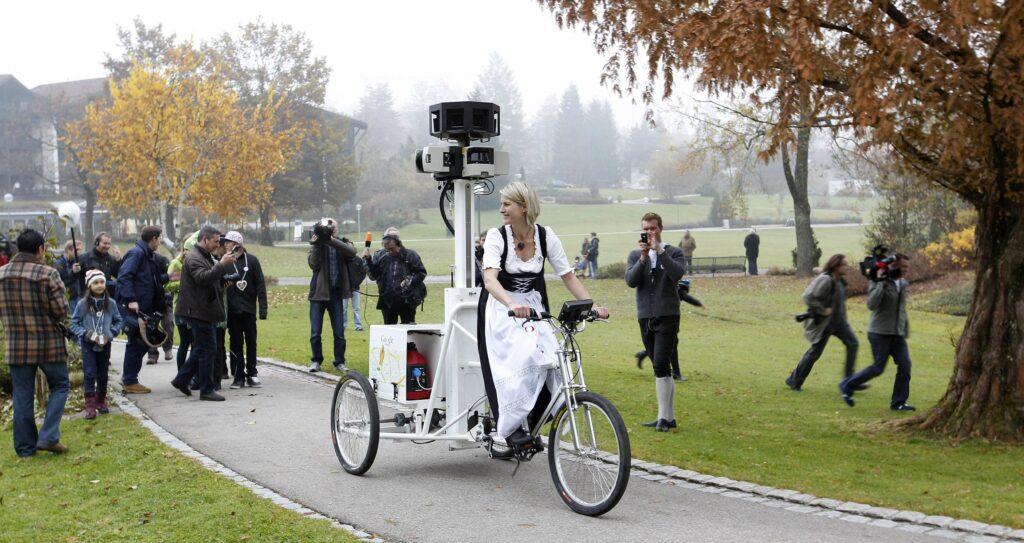 Google Street View provoacă dezbateri şi bătăi cu ouă în Germania