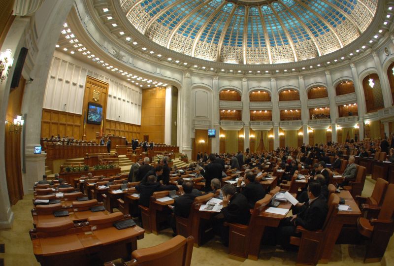 Guvernul a trimis legea salarizării pe 2011 şi legea unitară de salarizare la Parlament