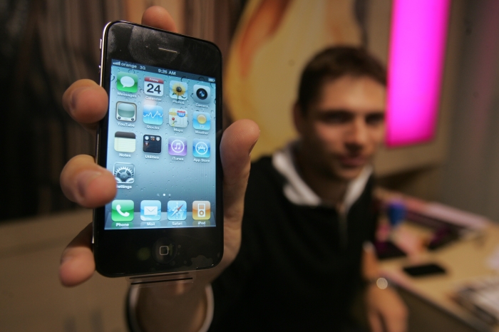 iPhone 4 la liber, preţ egal la Orange, Vodafone şi Cosmote?