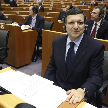 Jose Manuel Barroso, disputat de două universităţi româneşti