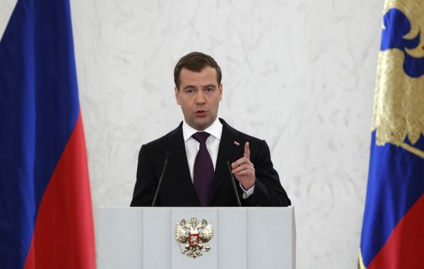 Medvedev le cere ruşilor să facă cel puţin 3 copii