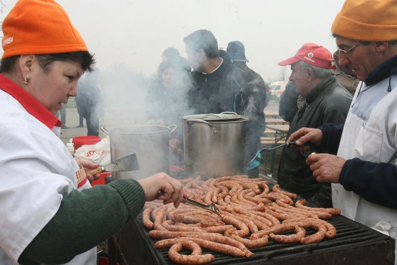 ''Minciuna'' reducerii TVA la alimente: cârnaţii se vor vinde scump