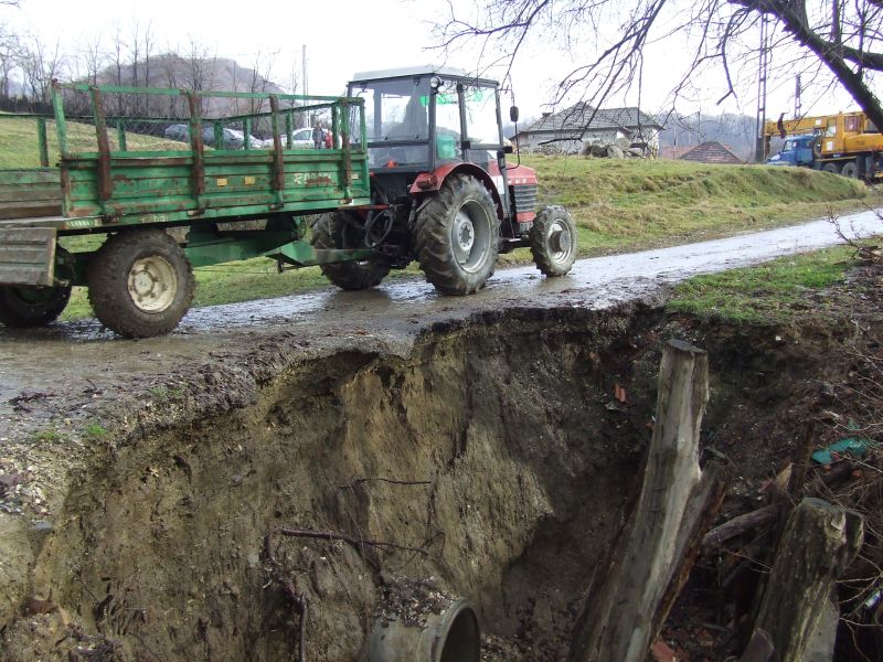 Operaţiunile din zona afectată de alunecări, blocate de neglijenţă