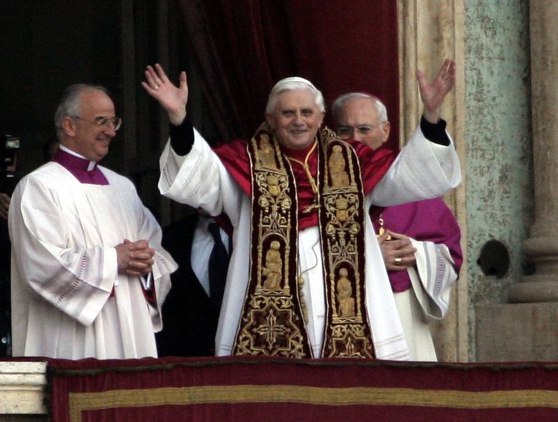 Papa Benedict al XVI-lea a uns 24 de cardinali