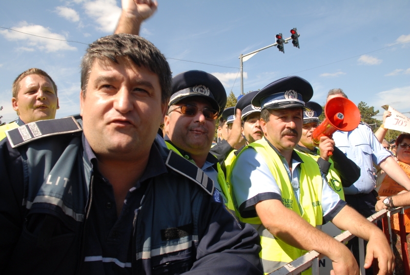 Poliţiştii români şi bulgari, protest în faţa ambasadelor de la Bucureşti şi Sofia