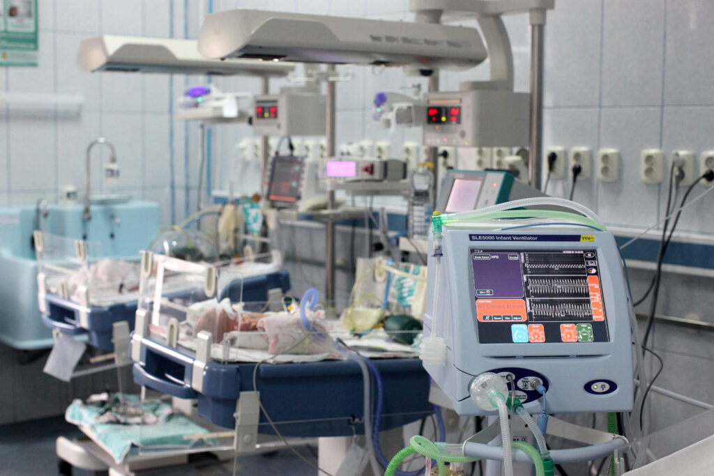 Primii prematuri salvaţi cu ventilatoarele de ultimă generaţie