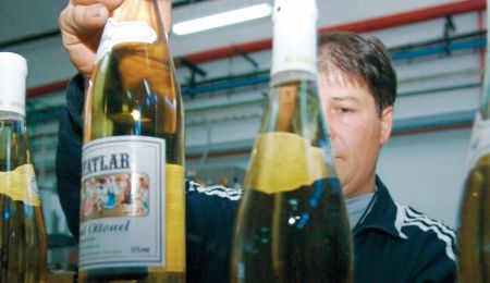 Românii beau vin de 400 milioane de euro, în 2010