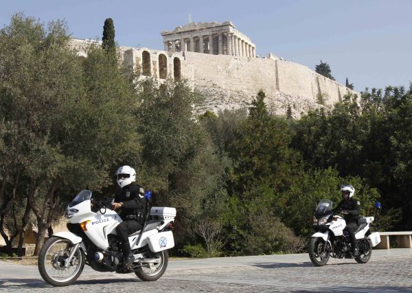 Stare de alertă maximă în Grecia. Colet bombă, la ambasada Franţei