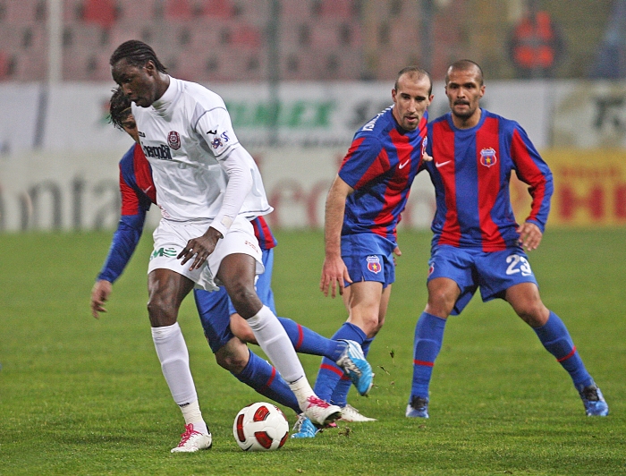 Steaua şi CFR Cluj şi-au pus piedică reciproc ...