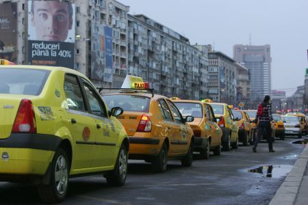Taximetriştii vor protesta mâine în Piaţa Victoriei