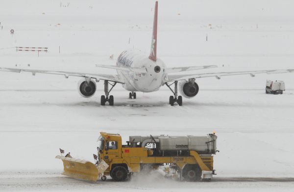 Aeroporturile Frankfurt şi Heathrow, parţial închise din cauza zăpezii