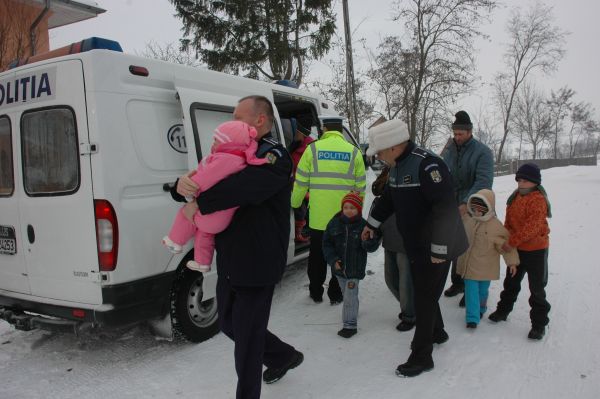 Cadouri şi surprize de Moş Crăciun pentru orfanii de la Scânteia