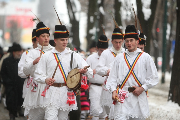 Crăciunul copilăriei, cu colinde pe scara blocului ori pe uliţa satului