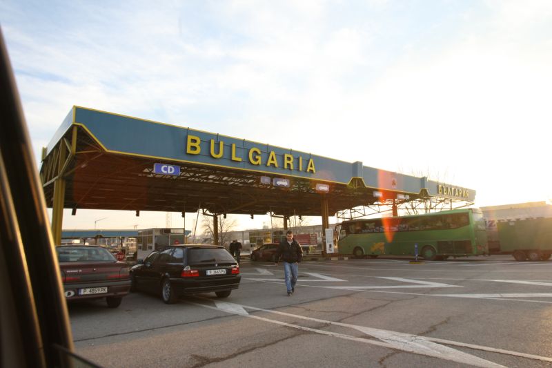 Doi bulgari, reţinuţi pentru ultraj după ce au bătut un angajat al Companiei Naţionale de Drumuri