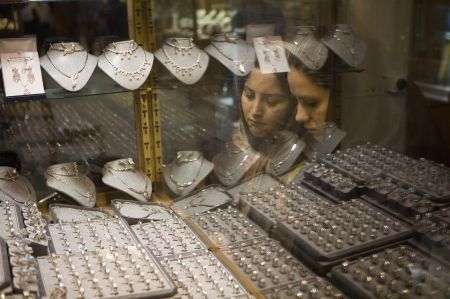 Două magazine de bijuterii sparte. Hoţii au furat 24 de kg de aur