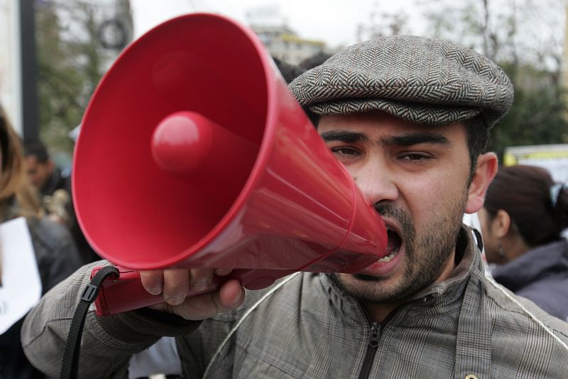 Guvernul înclină către proiectul lui Prigoană privind numirea "romilor" prin "ţigani"