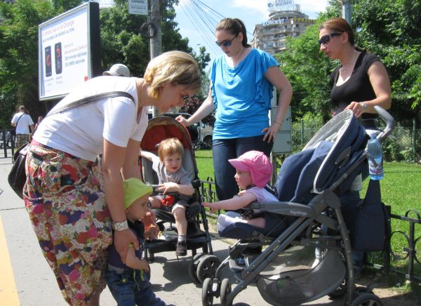 Mamele refuză legea care le reduce concediul la un an. Protestul s-a încheiat