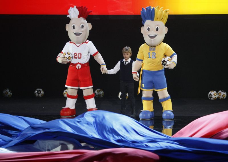 Mascotele Euro 2012 se vor numi Slavek şi Slavko