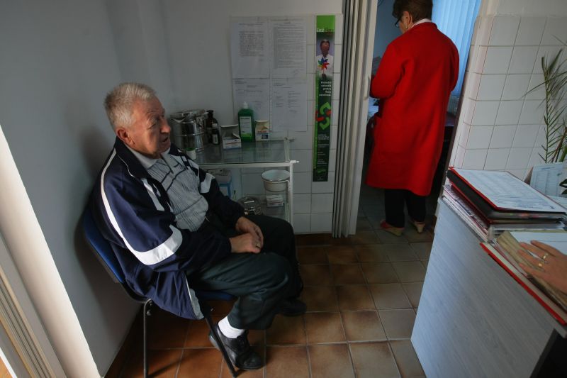 Medicii ar putea fi obligaţi să stea cinci ani într-o localitate