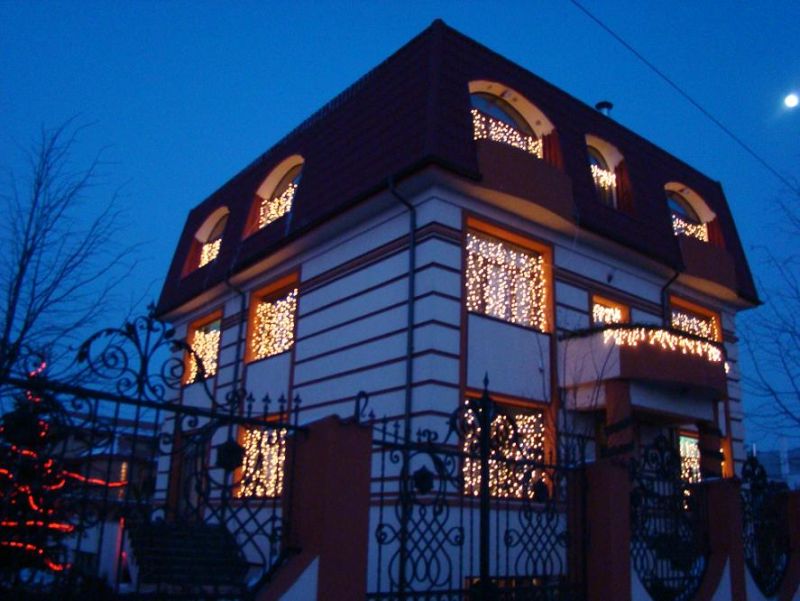 Moda caselor îmbrăcate în lumină prinde şi în România