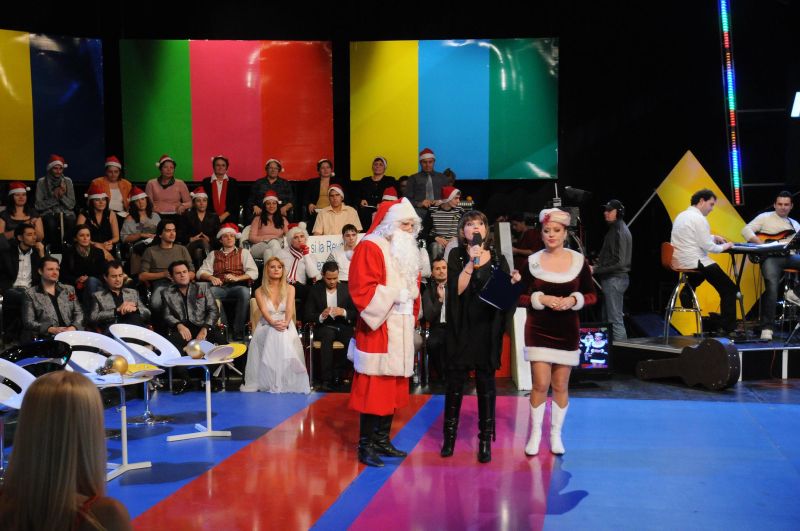Moş Crăciun şi Mary Christmas cântă "Playing with Fire" la TVR 1