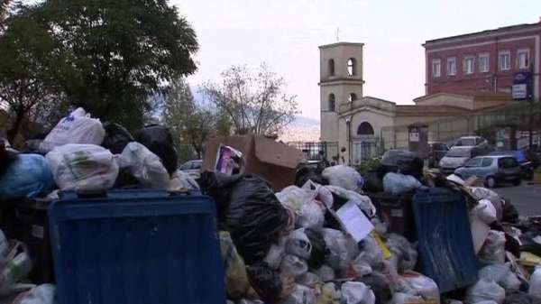 Napoli se luptă cu gunoaiele