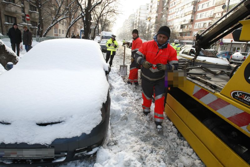 O pensionară din Târgovişte a fost ridicată cu tot cu autoturismul fiicei sale