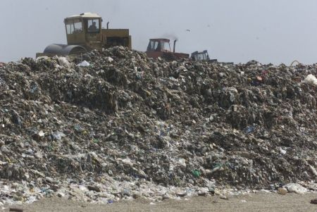 ONG-urile cer explicaţii pe tema gunoiului din Napoli adus ilegal la Glina