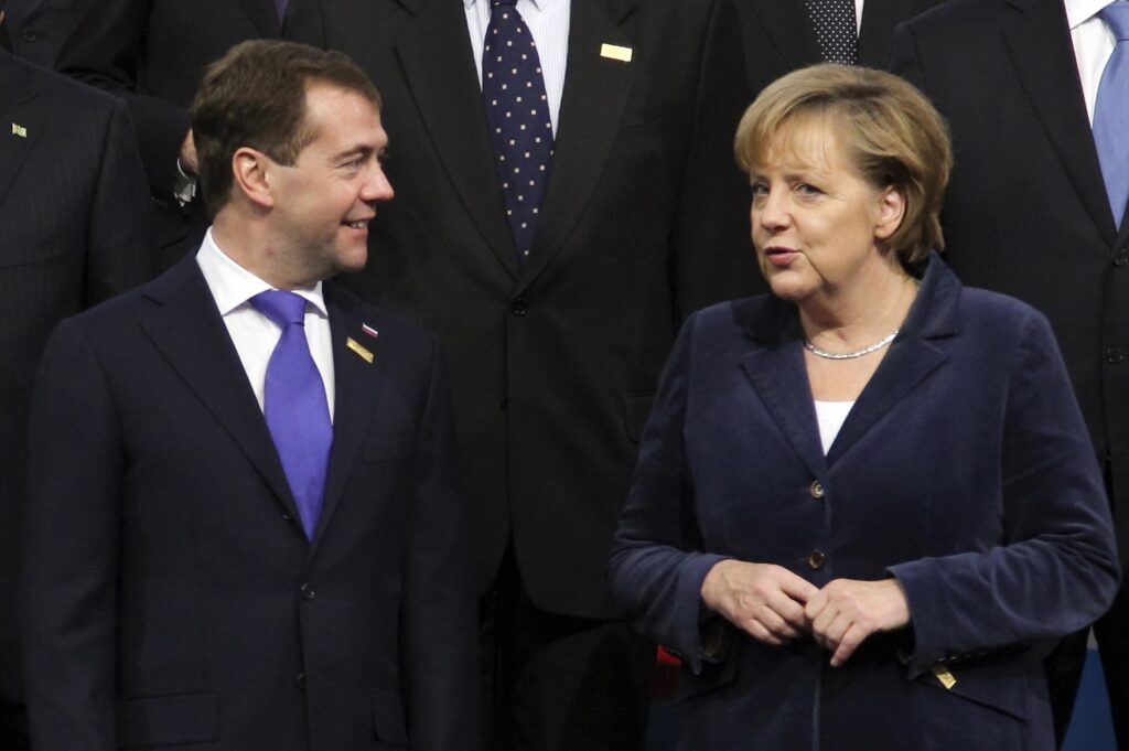 OSCE: Băsescu s-a întreţinut cu Medvedev, Merkel vrea reglementarea conflictului transinstrean