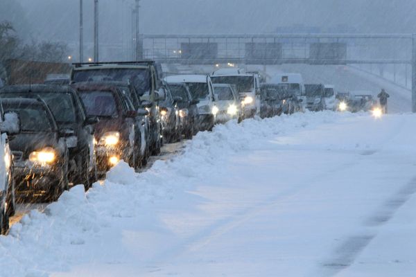 Parisul, paralizat de un strat de 10 centimetri de zăpadă