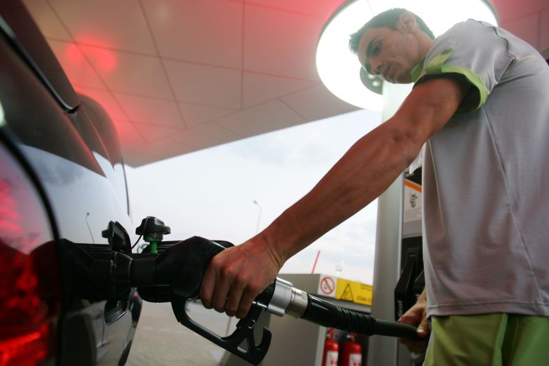 Petrom şi Rompetrol au scumpit astăzi carburanţii