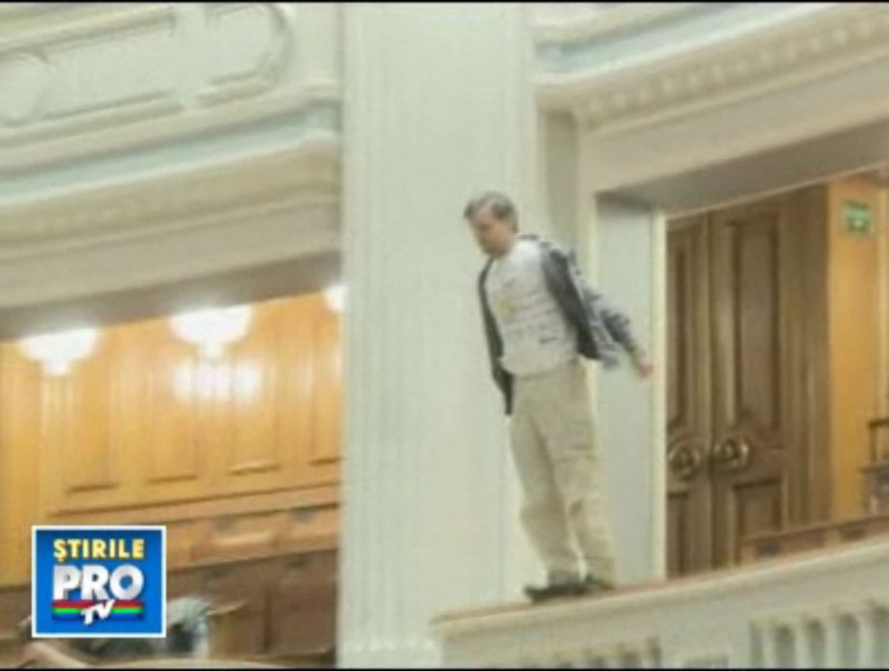 Protest în Parlament. Un bărbat s-a aruncat de la balconul sălii de plen | VIDEO