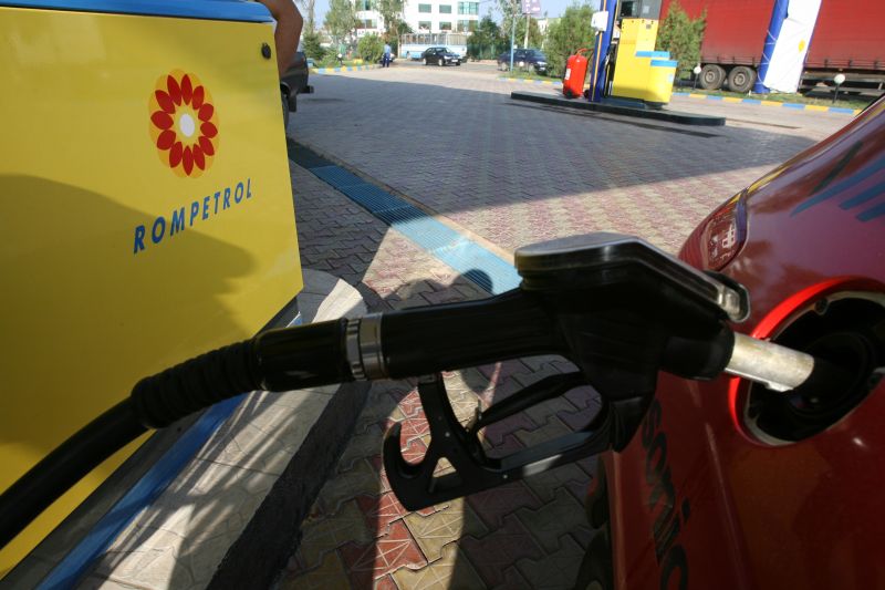 Rompetrol scumpeşte benzina cu 7 bani/litru