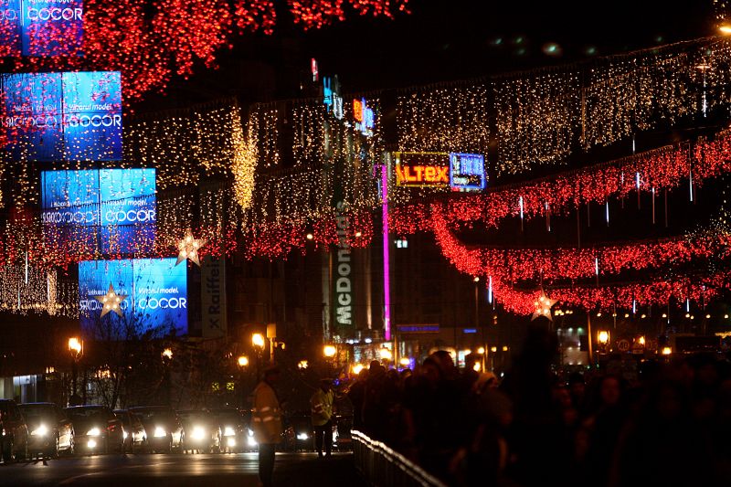 S-au aprins luminiţele de Crăciun în Bucureşti