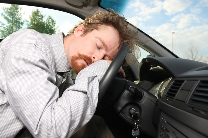 Somnolenţa la volan, la fel de periculoasă ca alcoolul