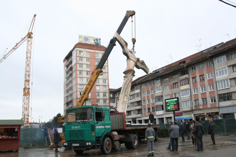 Statuie mutată pentru a face loc unei parcări