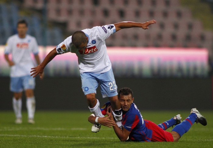 Steaua se luptă şi cu istoria la Napoli