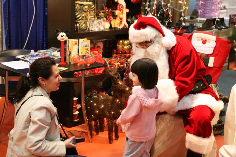 Târgul Cadourilor de Crăciun se deschide la Dalles