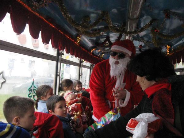 Tramvaiul lui Moş Crăciun, gata de drum