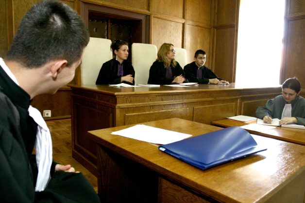 Alba-neagra cu răspunderea penală a avocaţilor