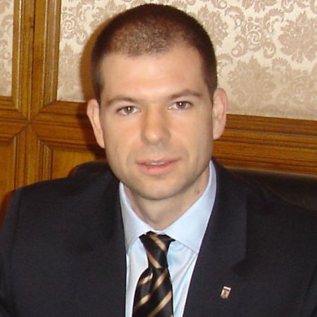 Bogdan Drăgoi, cel mai darnic demnitar. Vezi cât donează oficialii în contul anticriză