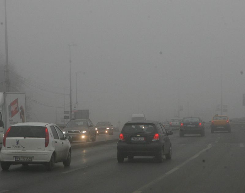 Ceaţa pune probleme şoferilor pe mai multe drumuri din ţară