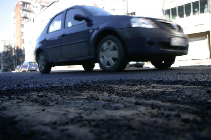 Constructorii de drumuri, amendaţi din cauza gropilor