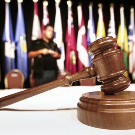Deputaţii şi judecătorii moldoveni vor fi lipsiţi de imunitate