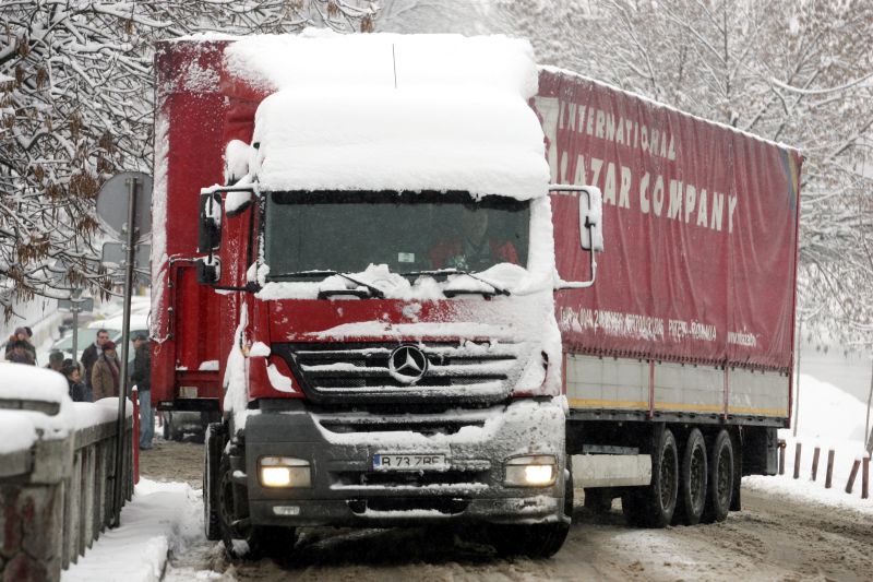Drumuri naţionale şi judeţene, închise din cauza zăpezii. Trenuri de călători anulate