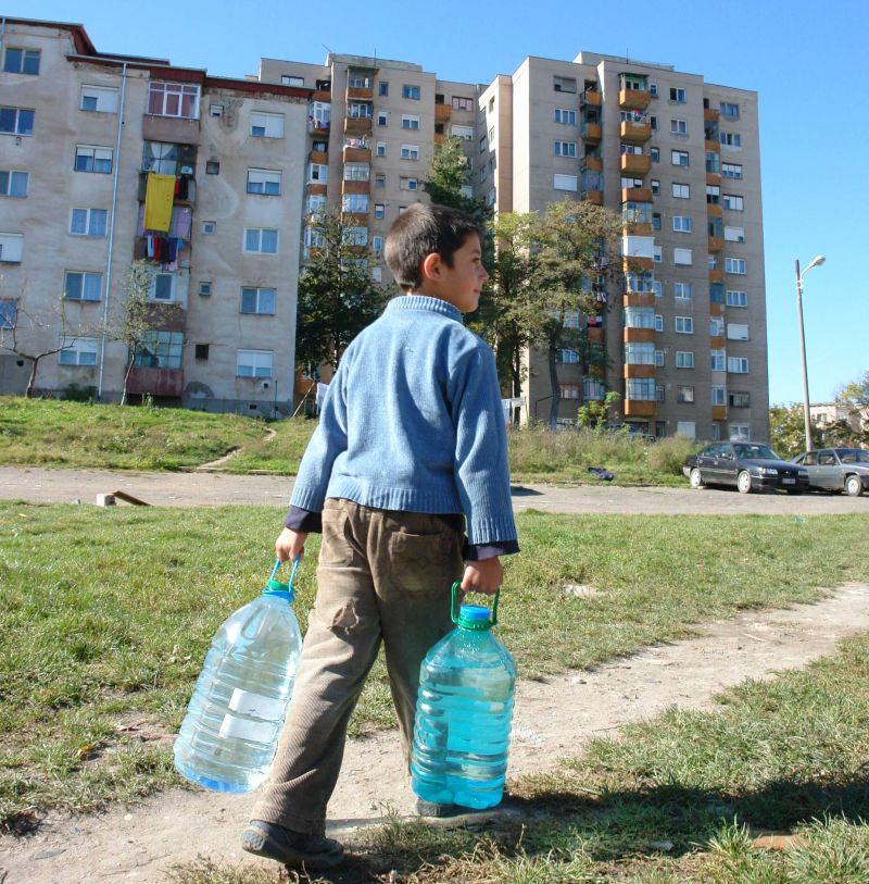 Fără apă, din cauza restanţelor