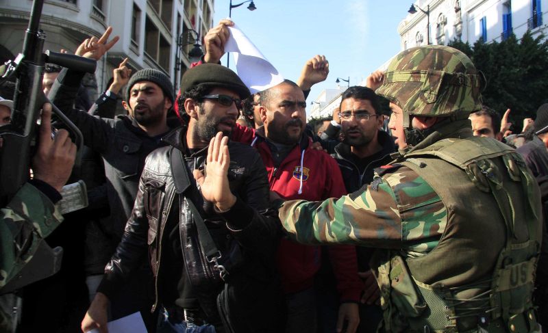 Haos în Tunisia: guvernul de uniune naţională se destramă