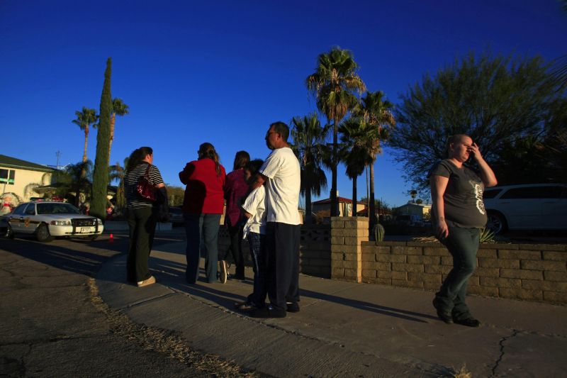 Lacrimi şi flori pentru victimele atacului armat din Arizona| FOTOREPORTAJ