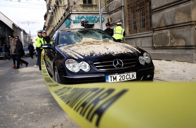 Mercedes CLK, avariat de o bucată de tencuială căzută