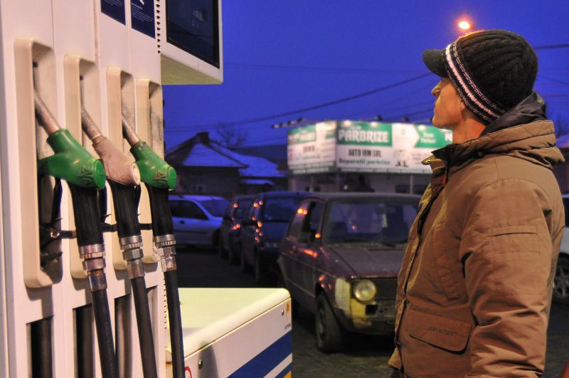 Statul ţine benzina mai scumpă cu 3 bani pe litru de la Crăciun